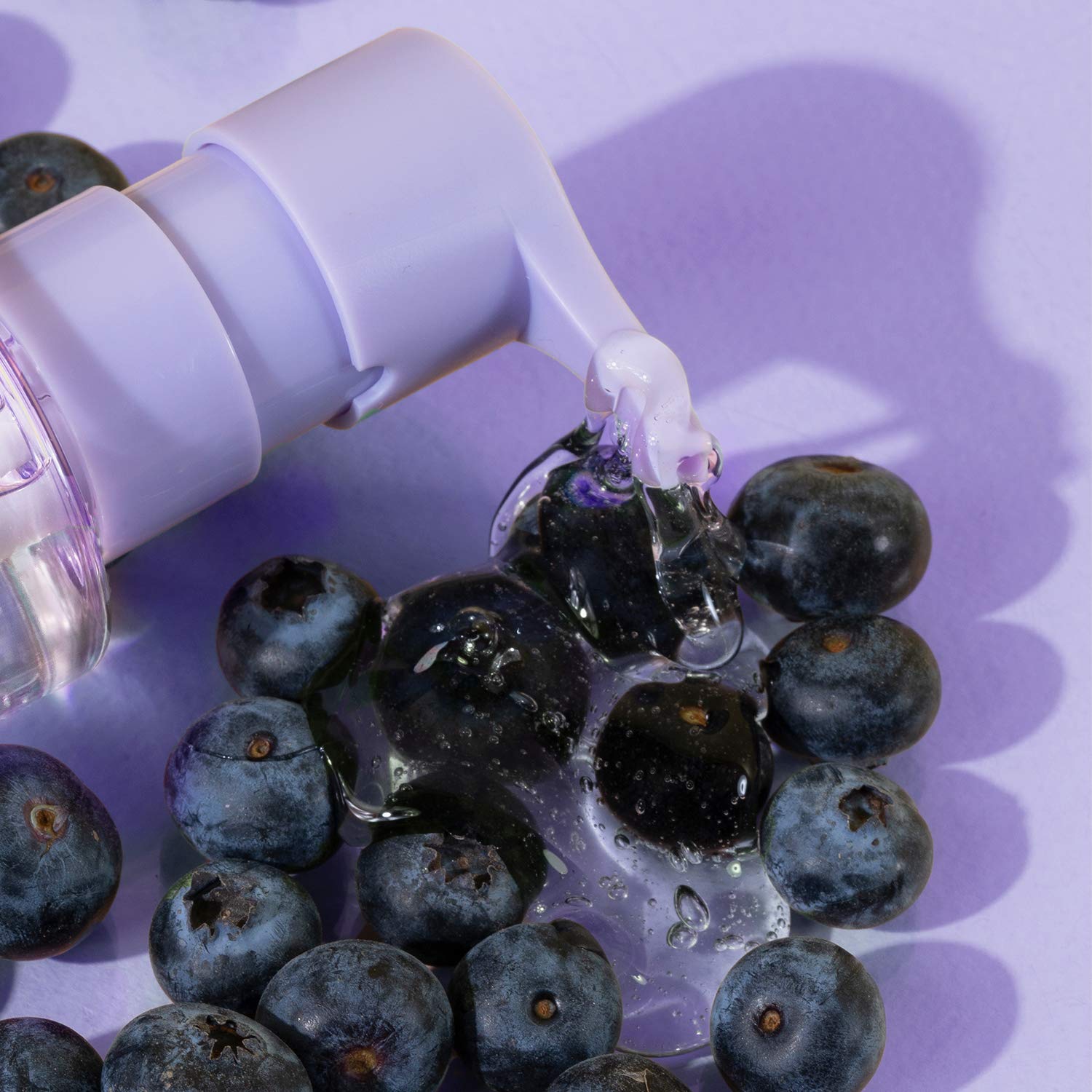 Glow Recipe Blueberry Bounce, desmaquillante y limpiador que elimina maquillaje con delicadeza.