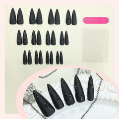 GRITOSE diseño serpiente en uñas estilete negras para estilo impactante.