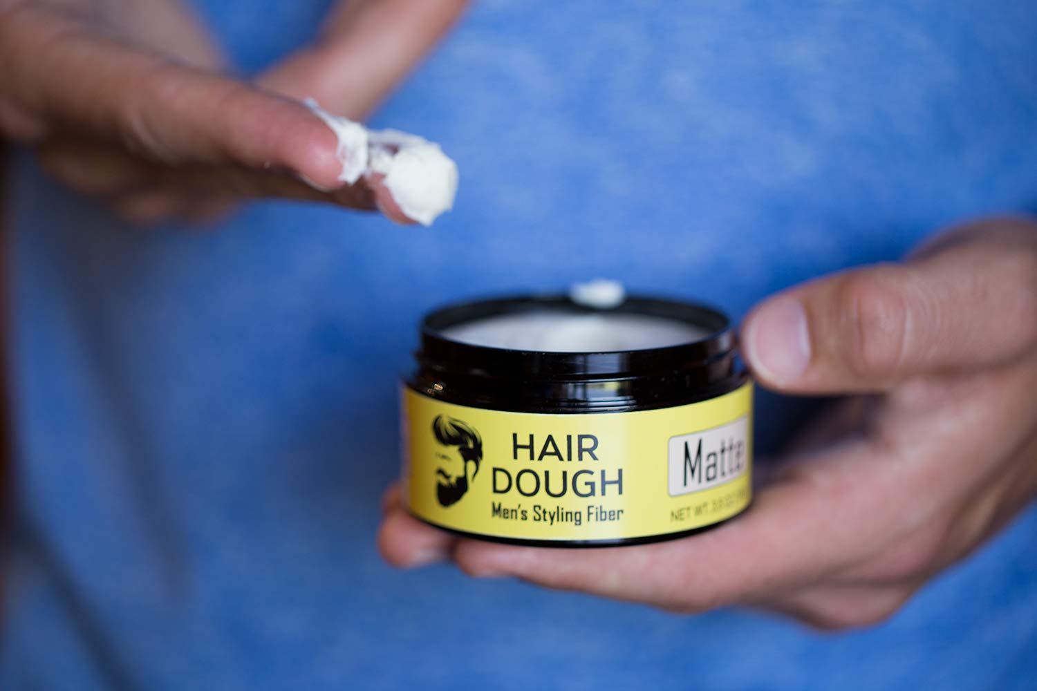 Hair Dough aplicación en manos para definir peinados con facilidad.