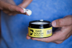 Hair Dough aplicación en manos para definir peinados con facilidad.