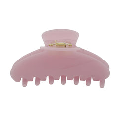 La pinza Hana Mia rosa grande aporta sujeción suave para peinados diarios sin tirar del cabello.