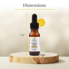 Aplicación facial suave con aceite de vitamina E para humectar la piel.