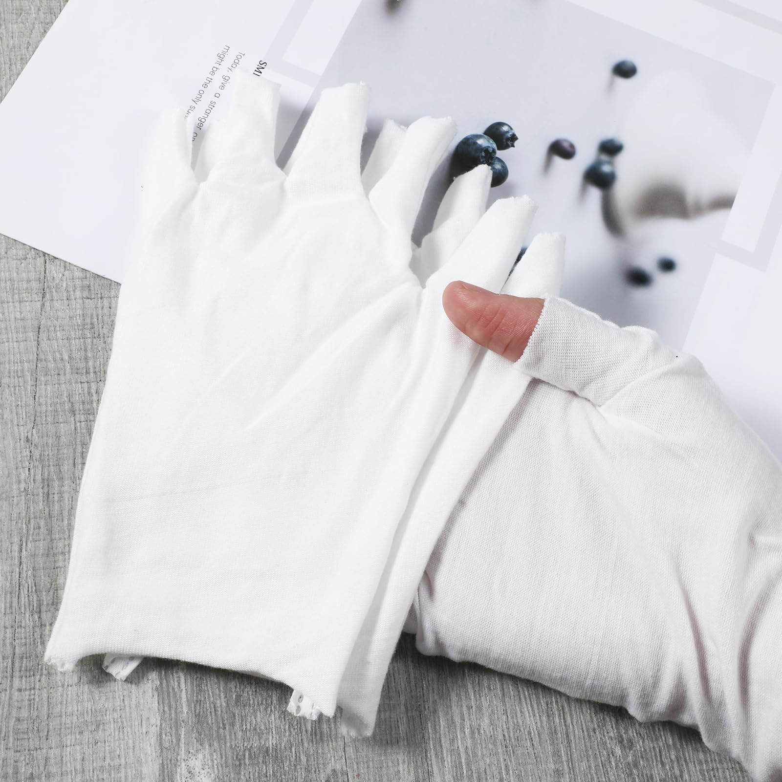 Guantes Heclia con dedo libre para interacción táctil precisa.
