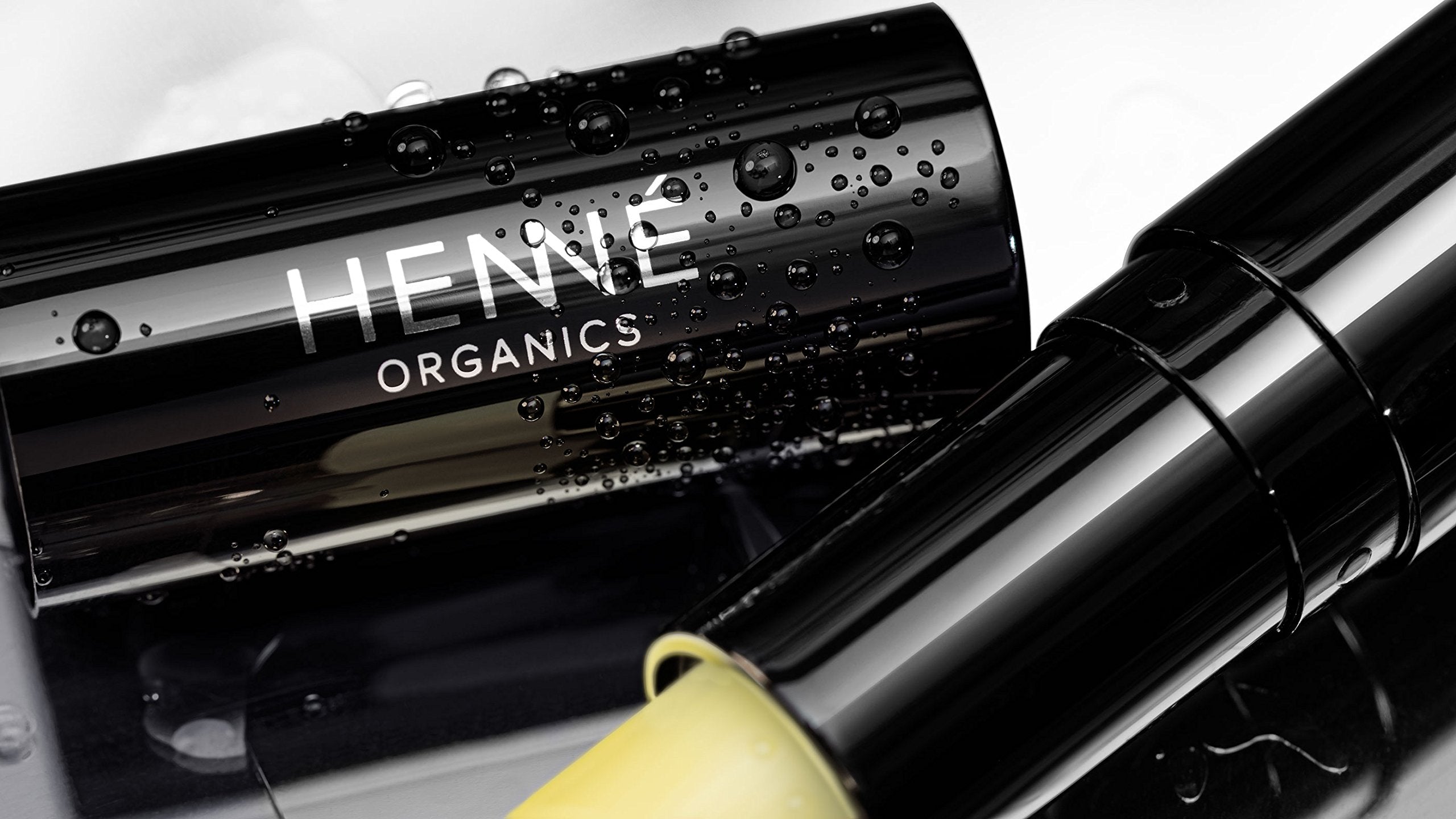Henné Organics Labial Balm V2, composición natural para labios sanos y nutridos.