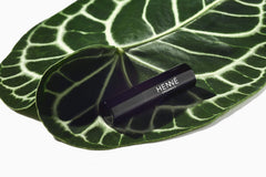 Producción en EE. UU. de Henné Organics Labial Balm V2, cuidado artesanal.