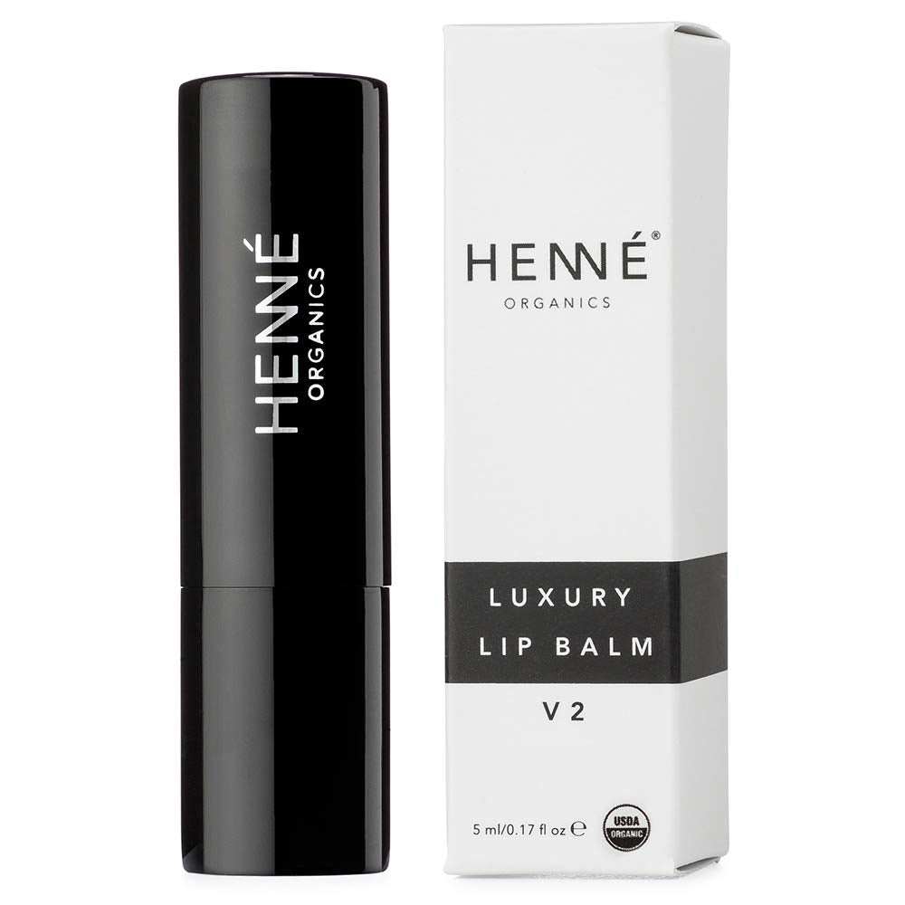 Henné Organics Labial Balm V2, textura cremosa para aplicación suave y rápida.