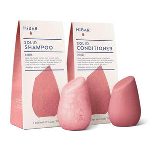 HiBAR Curl champú-bar en mano para rizos definidores y limpios.