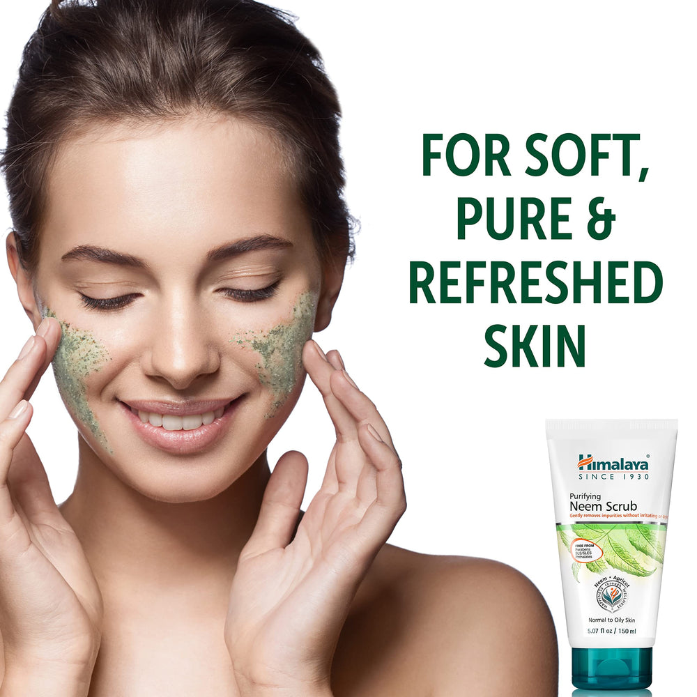 Himalaya Purifying Neem Scrub aplicación en rostro, textura cremosa para masajes suaves.