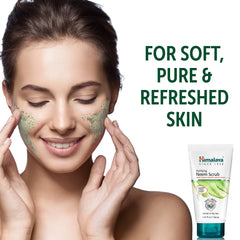 Himalaya Purifying Neem Scrub aplicación en rostro, textura cremosa para masajes suaves.
