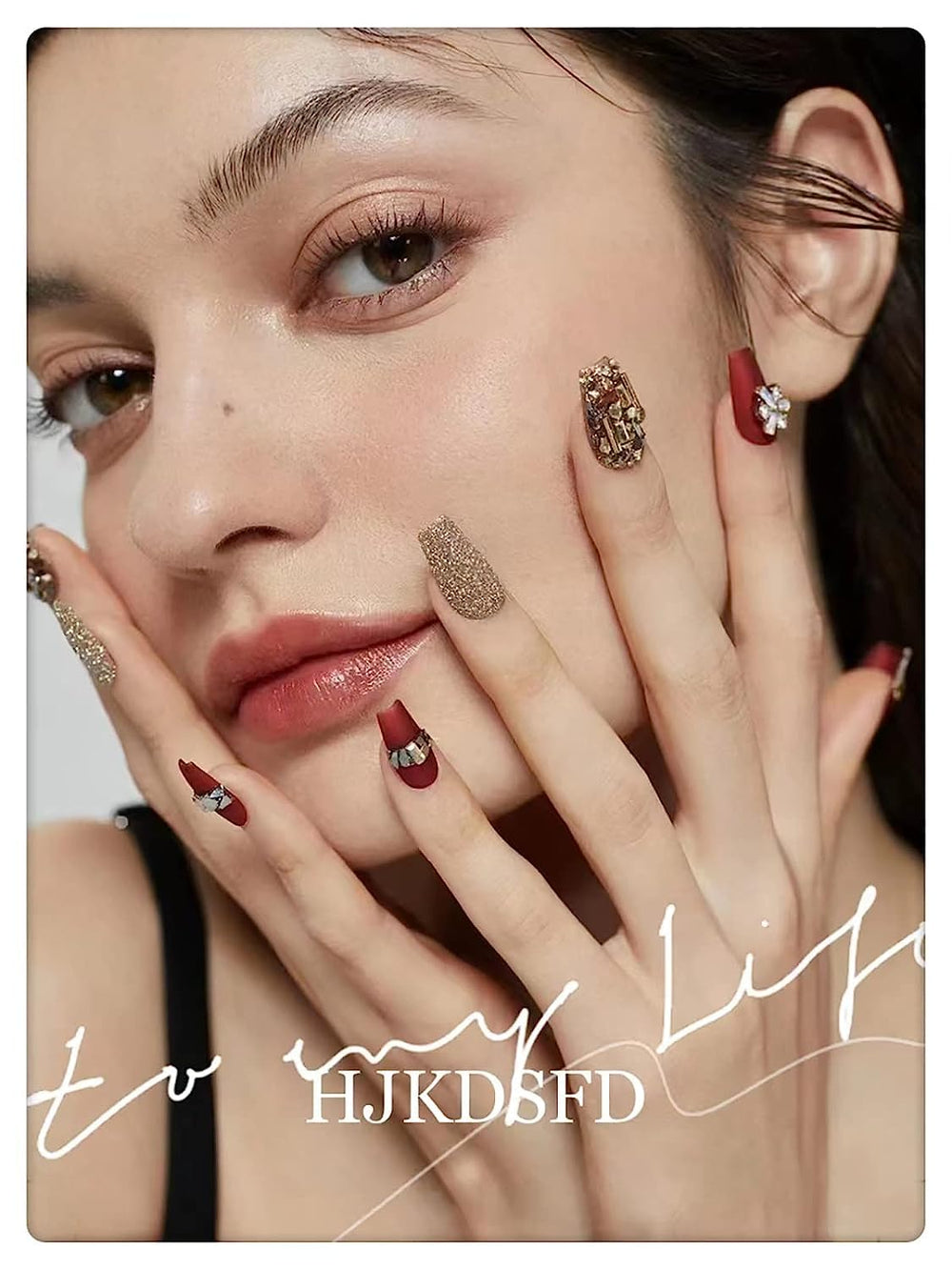 Manos con uñas HJKDSFD listas para usar en casa.