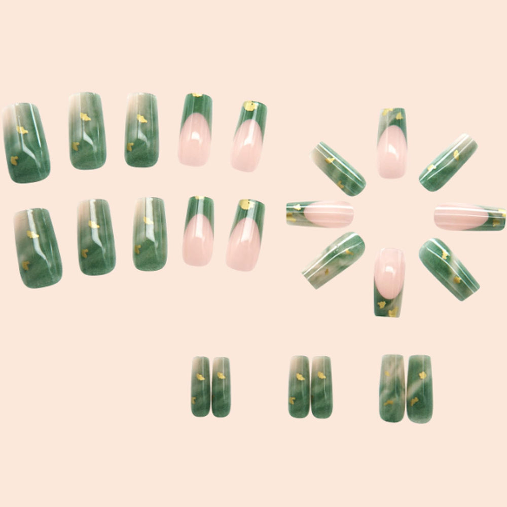 Uñas Hkanlre marmol verde en diseño francés para eventos.
