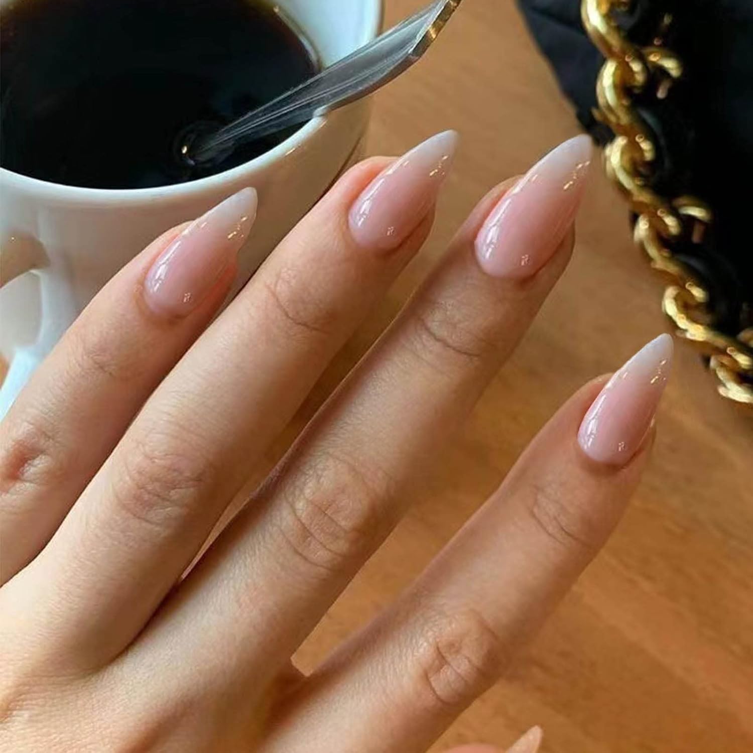 Uñas Hkanlre forma almendra con brillo y gradiente beige neutro, elegante para evento