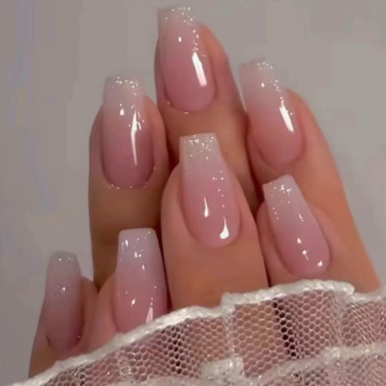 Uñas postizas Hkanlre forma ataúd rosa con diseño distintivo para eventos.