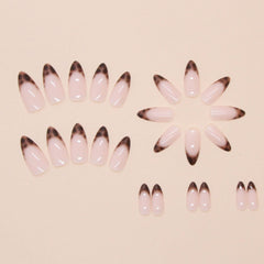 Detalle del estampado leopard en las uñas Hkanlre Nude Medianas.