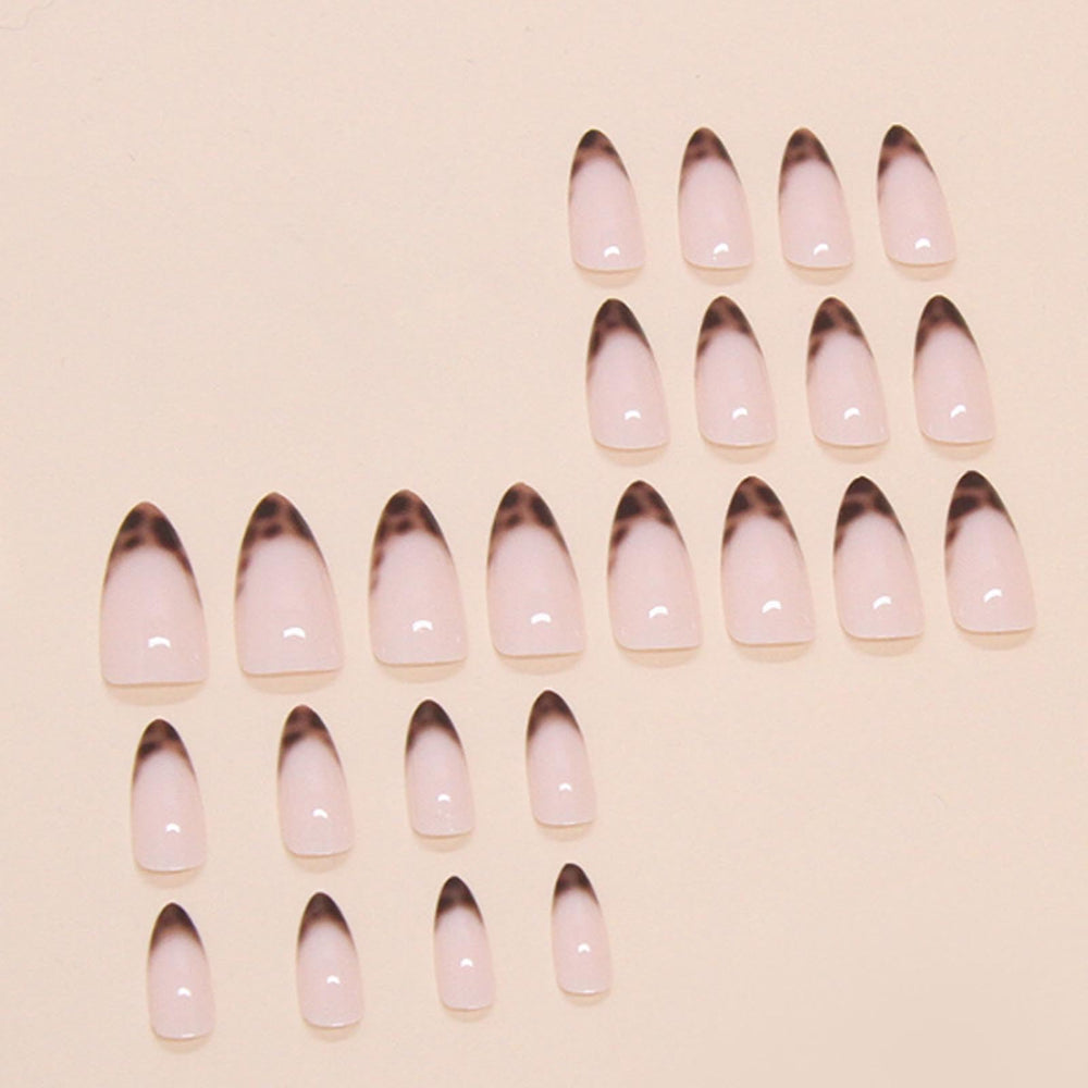 Uñas Hkanlre Leopardo Nude Medianas puestas en la mano para estilo rápido.