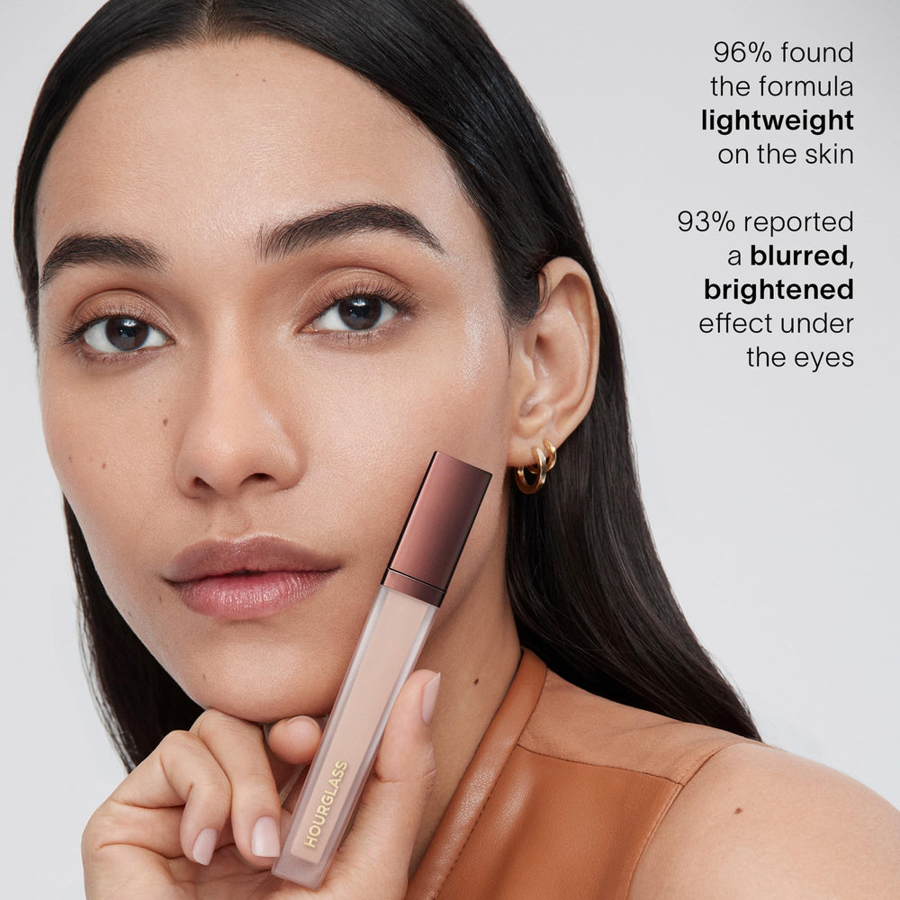 Hourglass Vanish Airbrush Concealer fórmula resistente al agua para climas húmedos.