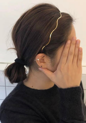 Huachi diadema metálica en oro, complemento elegante para looks diarios