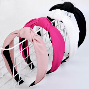 Diadema Huachi con nudo en rosa claro, ideal para peinados duraderos y estilo diario.