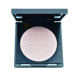 Polvo prensado HUDA BEAUTY Easy Bake iluminador con flor de cerezo para acabado suave.