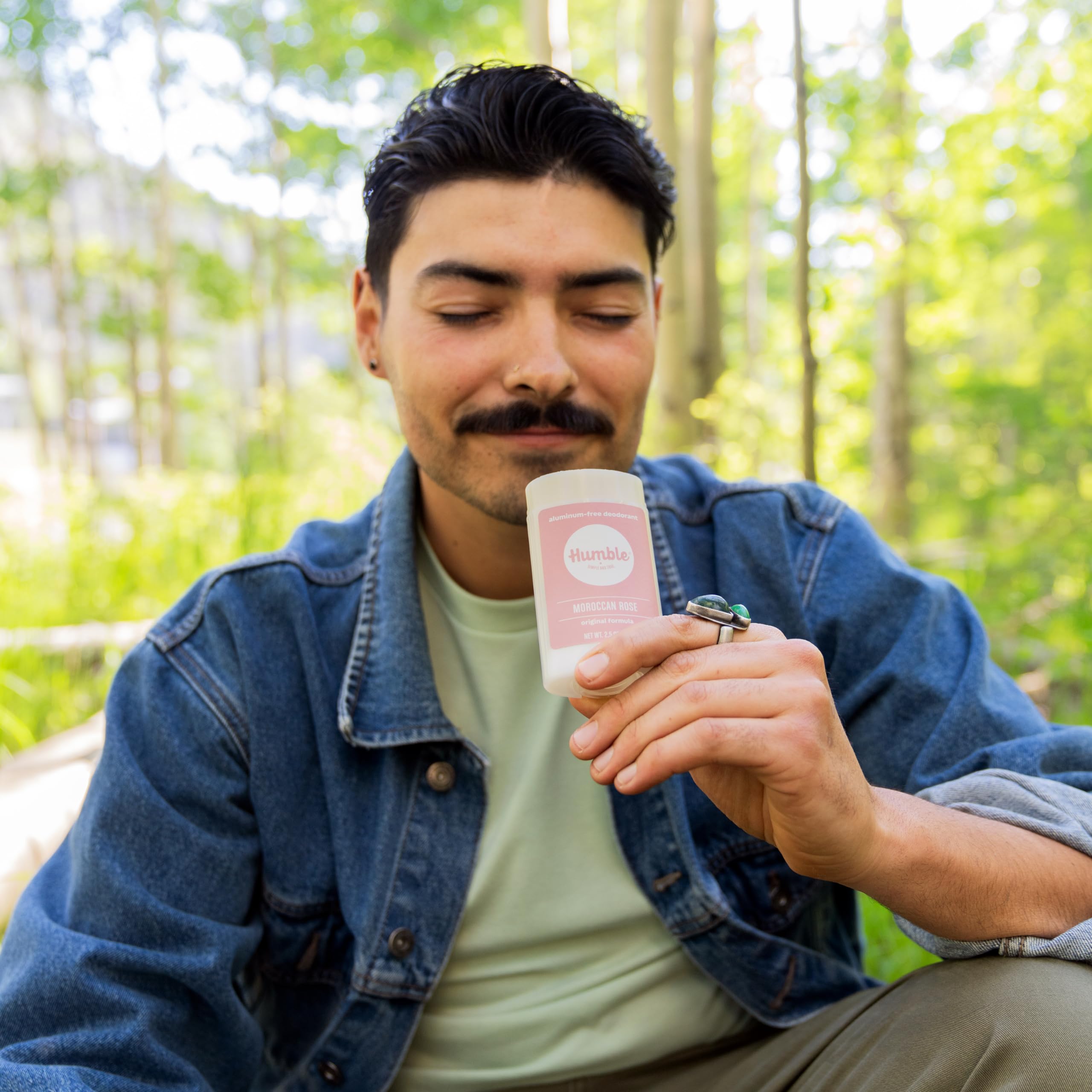 Aplicación suave de Humble Brands sin aluminio para piel sensible.