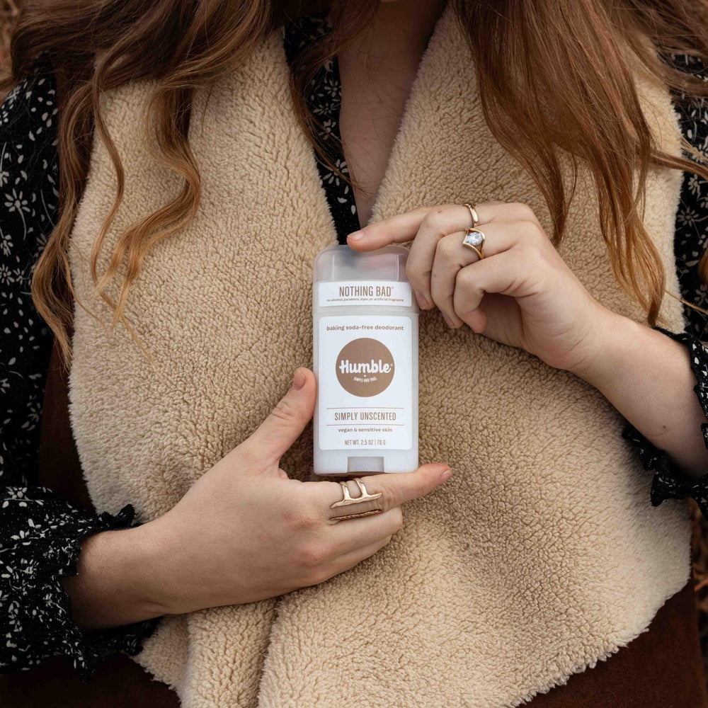 Aplicación suave de Humble Brands sin aluminio en la mano para uso diario.