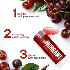 Aplicación suave del bálsamo Hurraw Cereza Negra con tono rojo sutil.