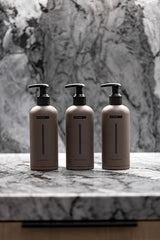 HygieneLab Champú para Hombre, espuma suave que limpia sin resecar.