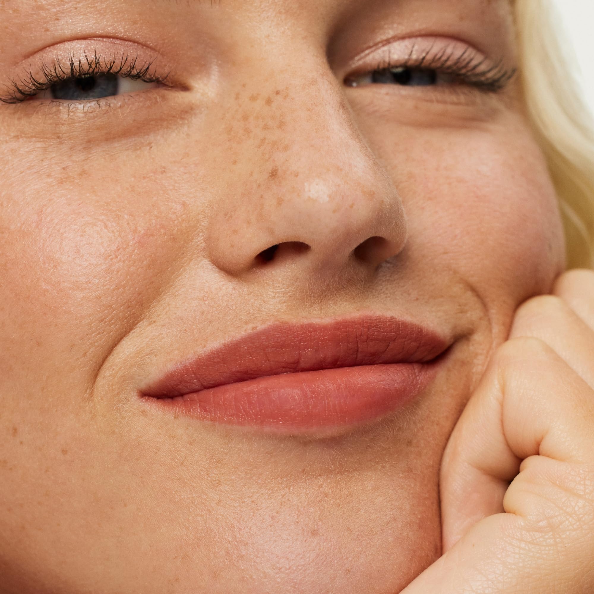 ILIA Lápiz labial Sketch con ingredientes veganos y sin fragancia.