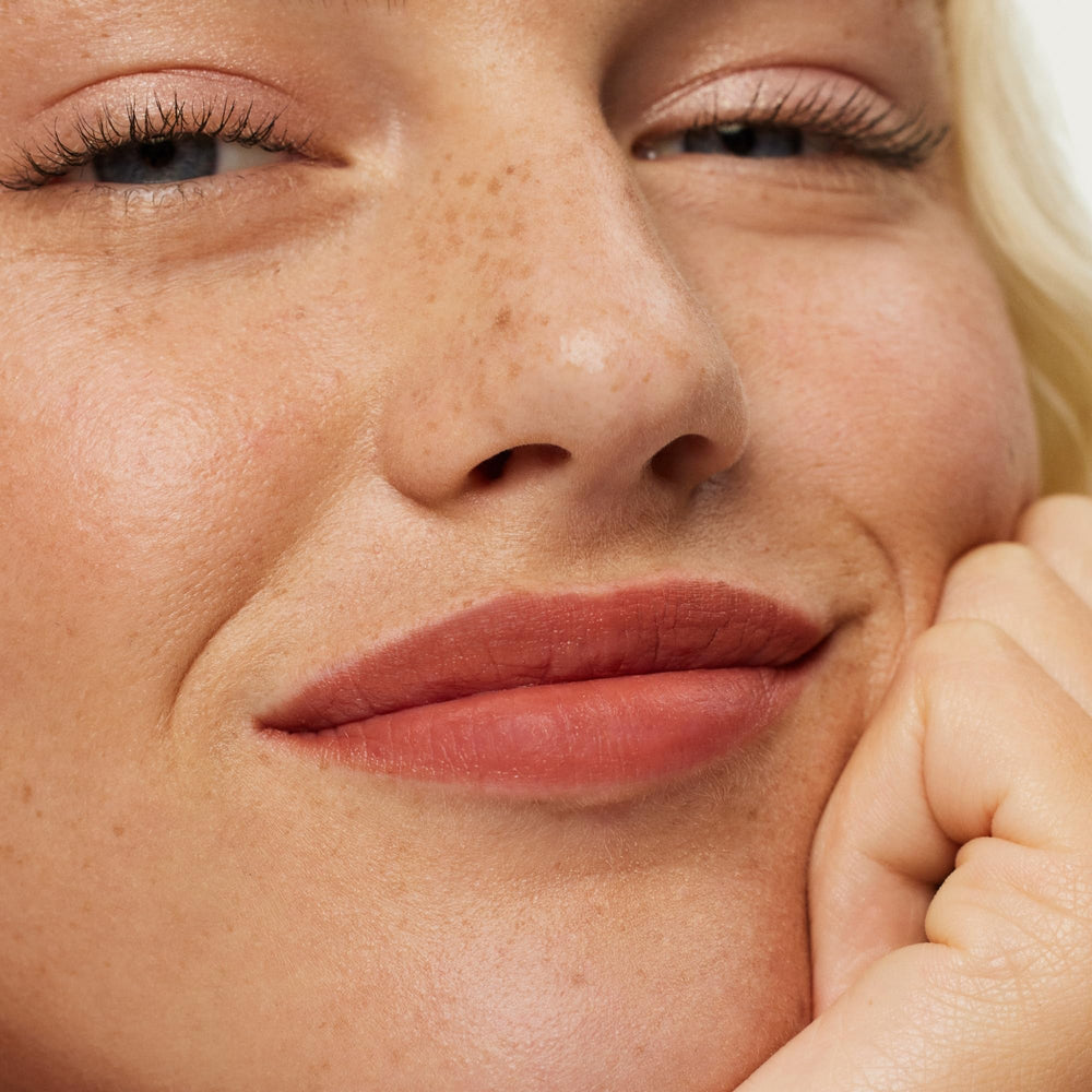 ILIA Lápiz labial Sketch con ingredientes veganos y sin fragancia.