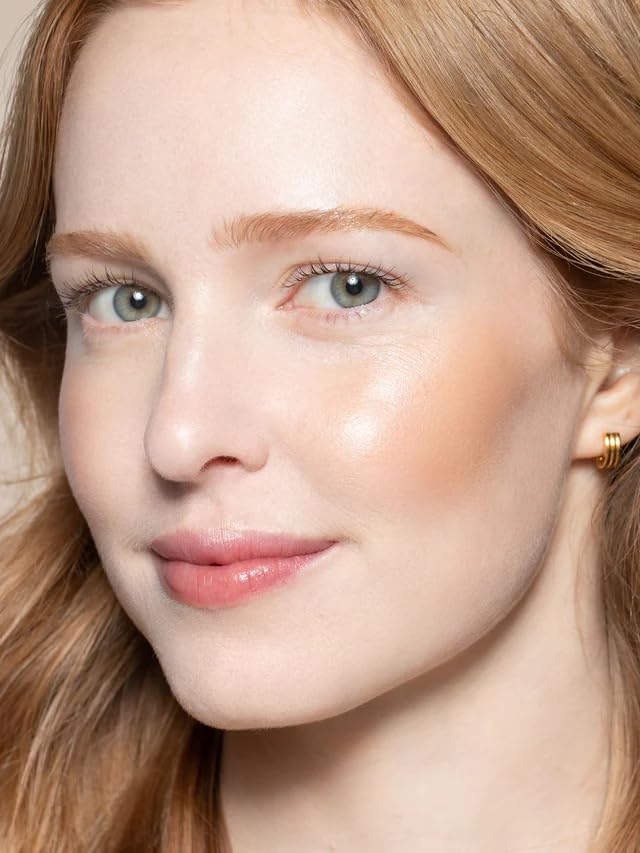 ILIA Multi-Stick color bronce-perla en mejillas para look fresco.