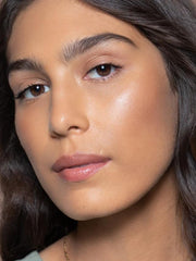 ILIA Multi-Stick muestra tono bronce-perla en piel.