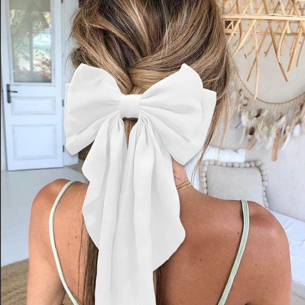 illpta accesorio cabello lazo blanco satinado aporta toque clásico.