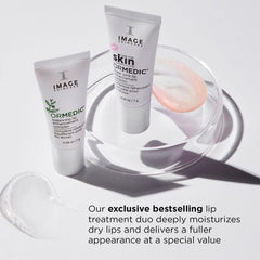 IMAGE Skincare Ormedic: labios rosado sutil con brillo natural.