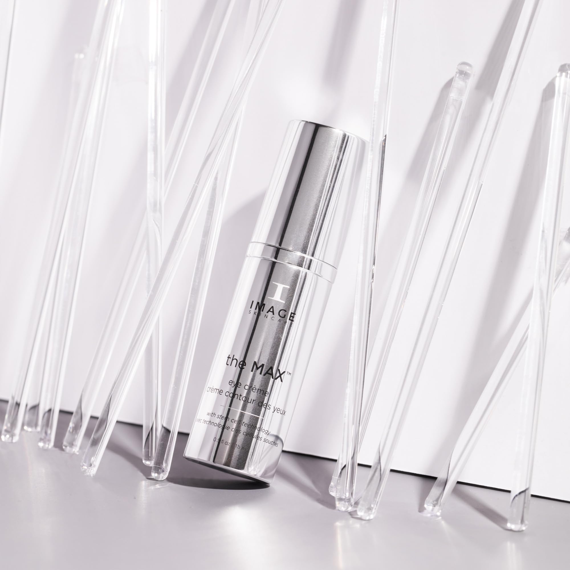 Efecto brillo suave alrededor de los ojos con IMAGE Skincare The Max Stem Cell Eye Creme.