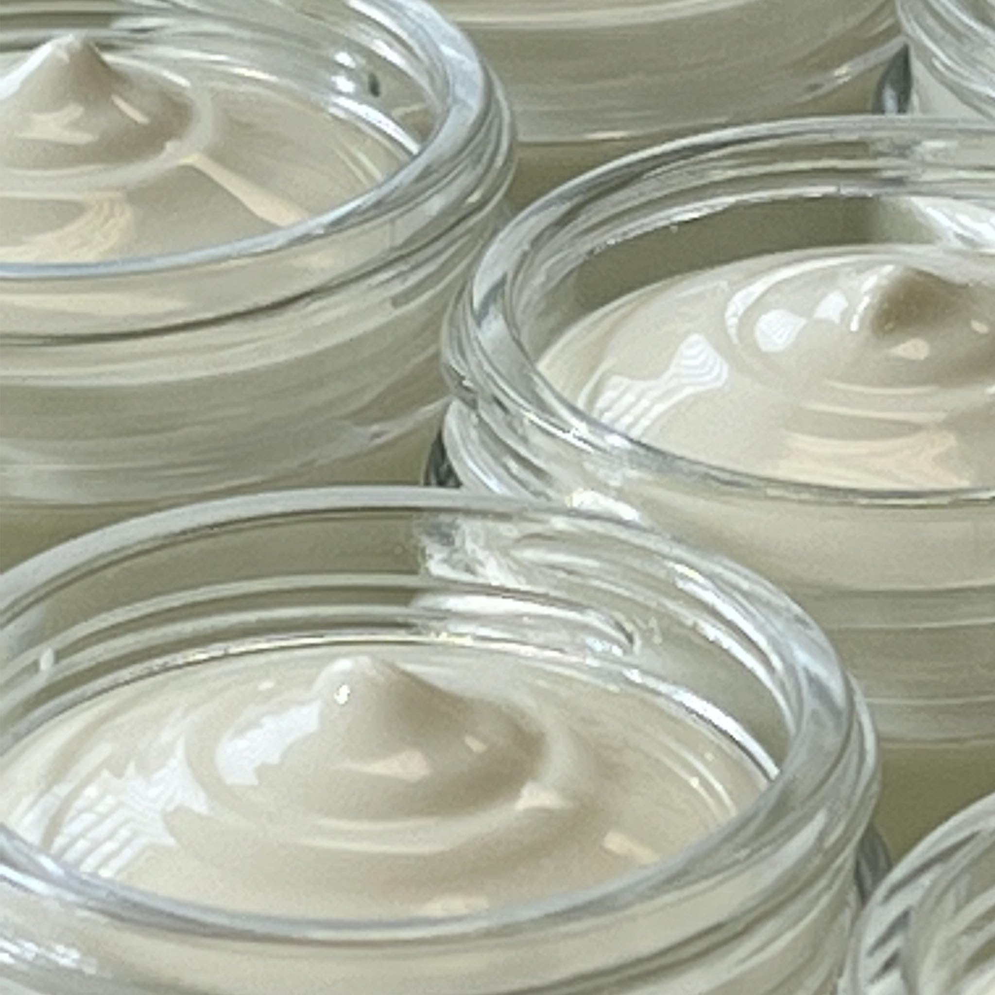 Ingredientes orgánicos 82% de Indian Meadow Herbals para pieles sensibles.
