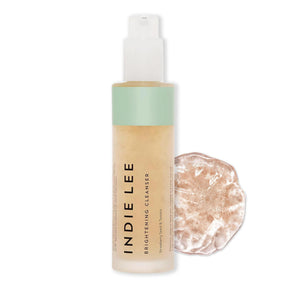Indie Lee limpiador facial iluminador en botella, limpieza suave para piel hidratada.