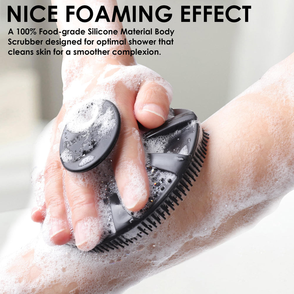 INNERNEED cepillo corporal en la ducha con espuma visible, limpieza diaria.