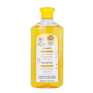 Botella de Intea Chamomile Shampoo realza reflejos rubios con manzanilla.