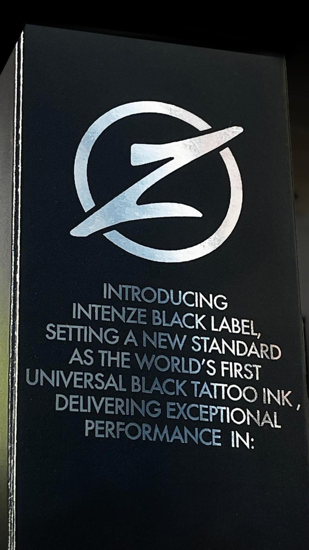 Intenze Black Label tinta aplicada en piel para trazos suaves y consistentes.