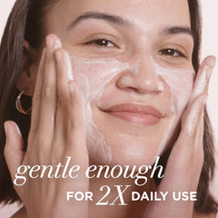 IT Cosmetics Confidence in a Cleanser desmaquilla rostro y ojos con suavidad.