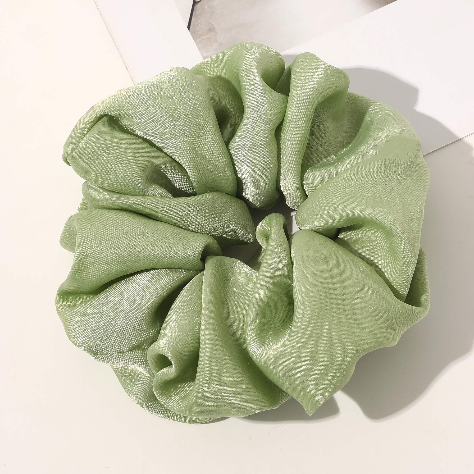 Ivyu scrunchie seda grande verde sujetando coleta, look pulcro