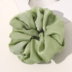 Ivyu scrunchie seda grande verde sujetando coleta, look pulcro