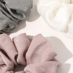 Ivyu Scrunchie seda satinada de color rosa, ideal para sujetar peinados.