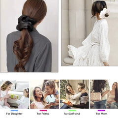 Ivyu Scrunchie dorado de satén aporta un toque lujoso a tu look.