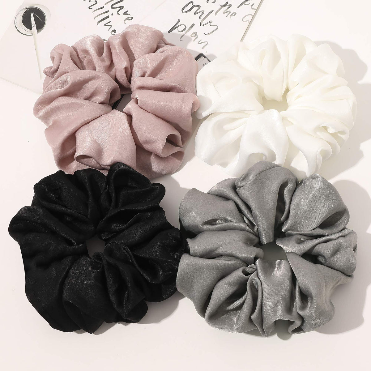 Ivyu Scrunchie grande de seda para un brillo suave y cómodo.