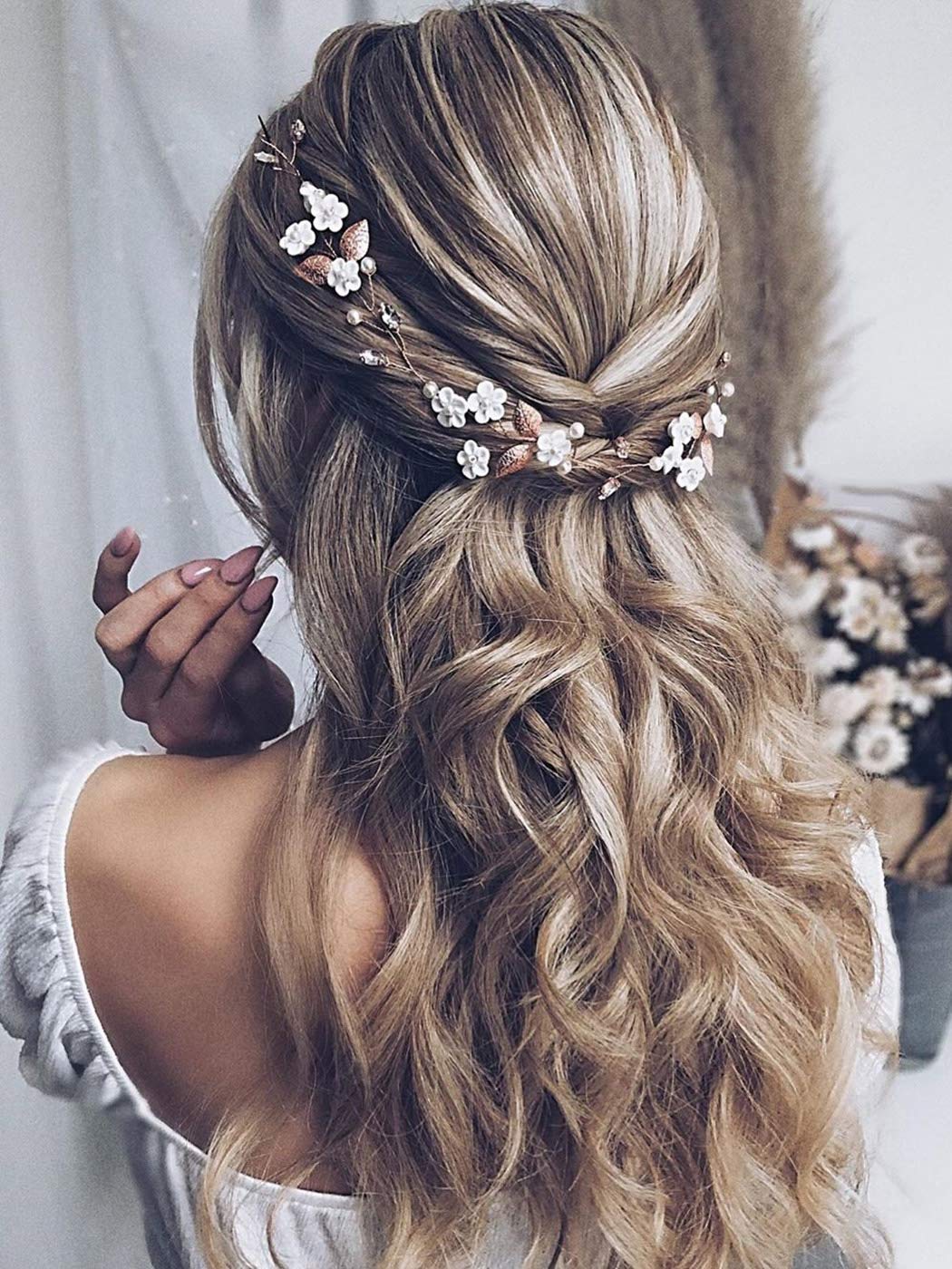Jakawin cinta de pelo con flores y perlas para un look nupial elegante