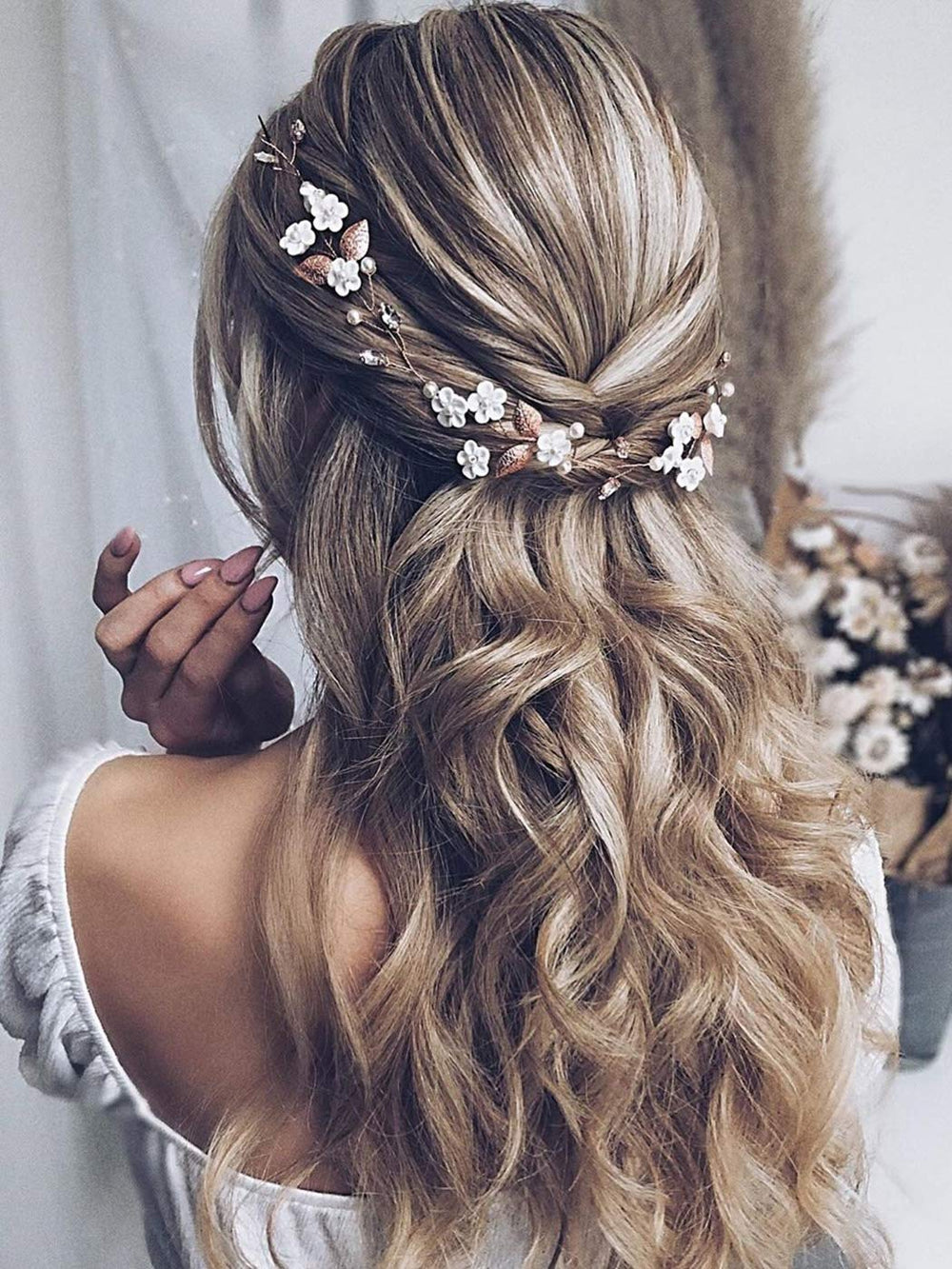 Jakawin cinta de pelo con flores y perlas para un look nupial elegante
