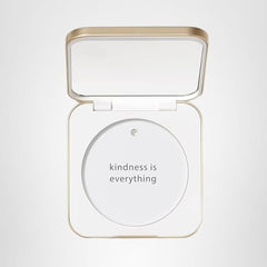 Compacto reutilizable Jane Iredale con recargas de polvos para uso diario.