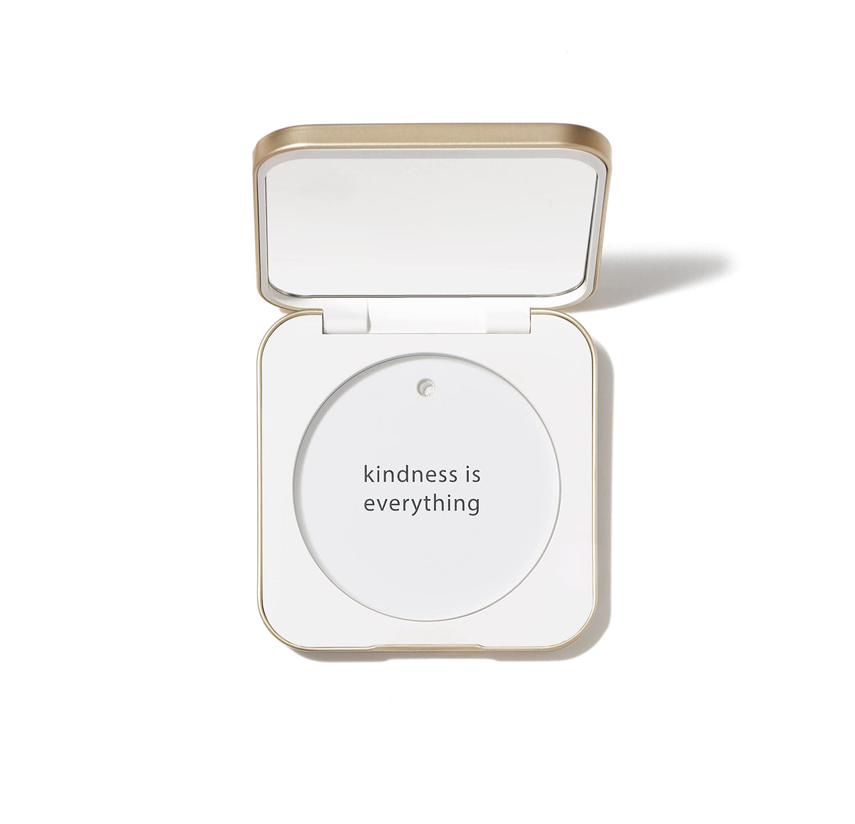 Jane Iredale compacto con cierre magnético, ideal para retoques en movimiento.