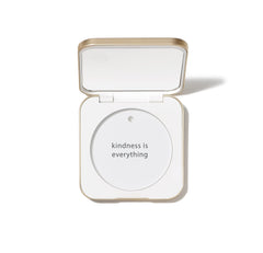 Jane Iredale compacto con cierre magnético, ideal para retoques en movimiento.